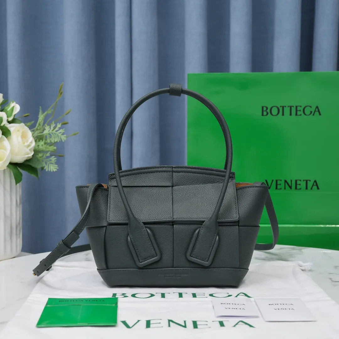 Bottega Veneta Mini Arco original pebbled cowhide has been out of control since the beginning of the cloud bag. It is made of leather block structure and has big ears with emergency buttons. It is super careful and fashionable. The Mini size is more practical. It comes with a shoulder strap and can be worn cross-body on one shoulder. Style number [6693#] Dimensions: Bag opening 29, base 17.5, width 8, height 17 (excluding handle) turquoise green